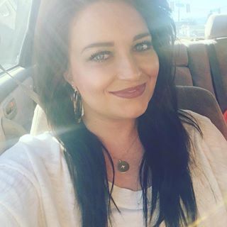 You know what fills our hearts? It's seeing and hearing about your healthy happy Olìe-loving skin. This gorgeous gal wrote to us recently in need of relief from severely sensitive and dry skin which is prone to redness and flaking. We recommended Huile Claire Calming Oil and Olìe x @MelissaMeyers RoseGlow Drops Daily Radiance Oil. Now @kaitlyn.swindell writes saying, "You all saved my skin's life!" Our hearts are full Kaitlyn! Thank you for sharing. It is an honor to be part of your daily care routine. #loveOlie